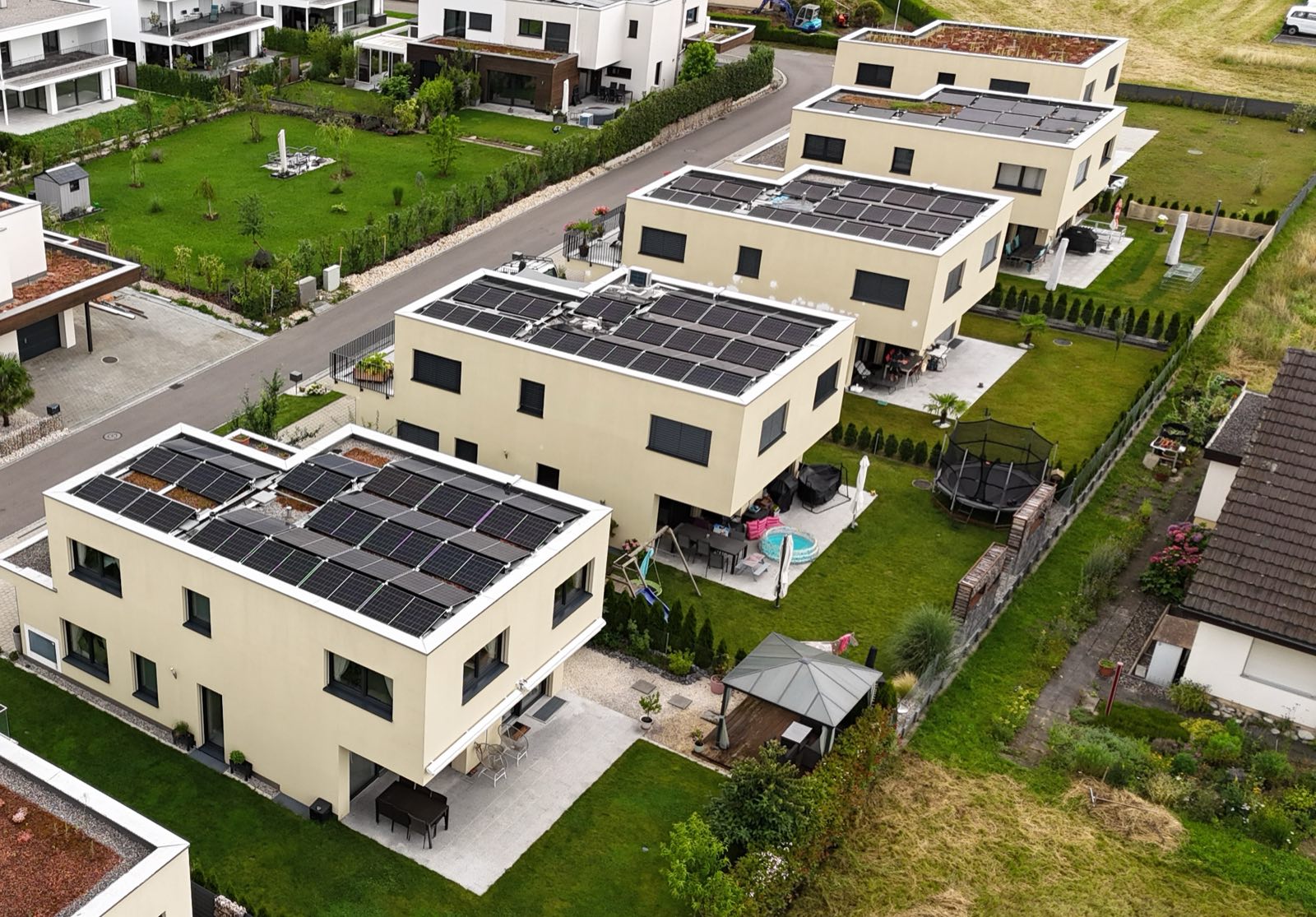 Drohnenaufnahme eines Quartiers in Koblenz AG mit vier von Runer Solar belegten Dächern